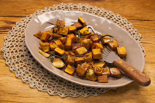 Abóbora assada com alho e sálvia