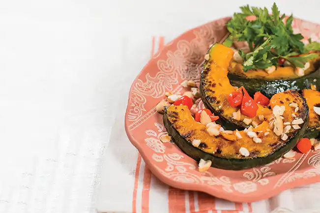 Abóbora grelhada com castanha-de-caju e pimenta biquinho