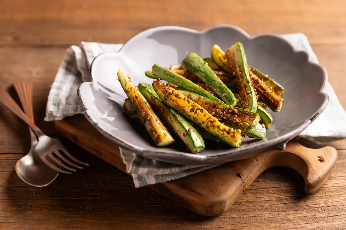 Abobrinha grelhada com semente de coentro e limão