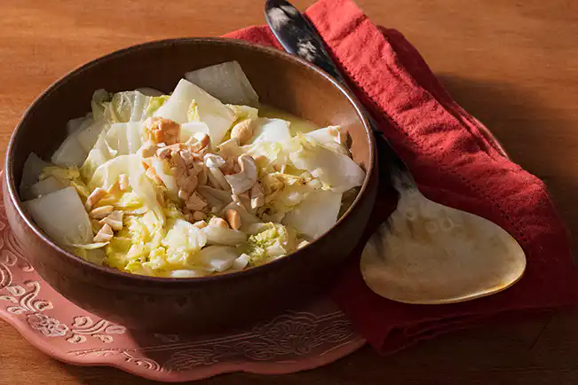 Acelga refogada com laranja e castanha-de-caju