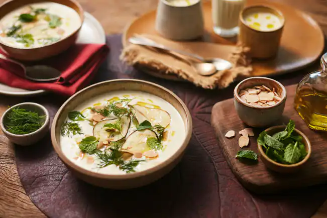 Ajo blanco (Sopa fria de pão com amêndoas e alho)
