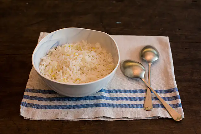 Arroz com refogado de alho-poró