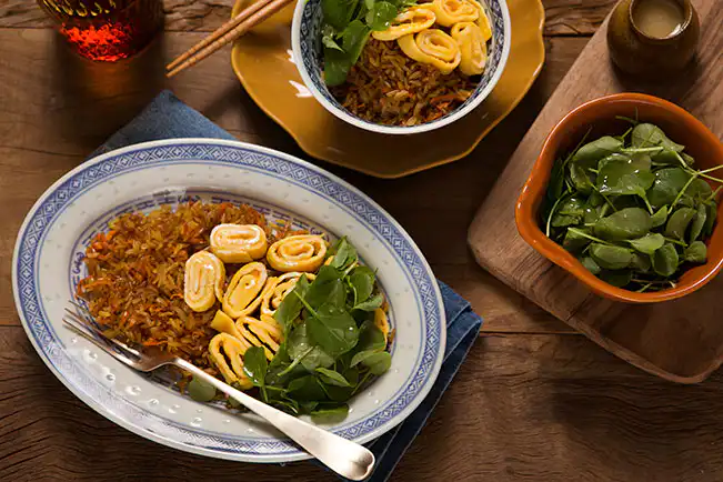 Arroz frito com omelete japonesa