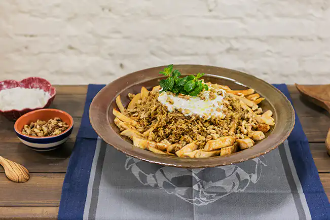 Arroz libanês com frango, coalhada e nozes