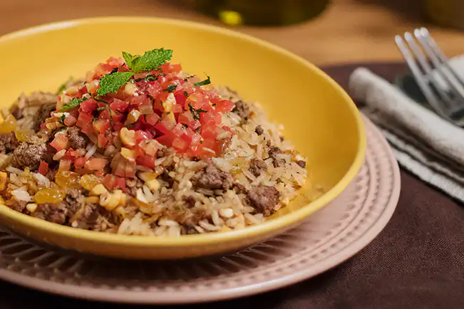 Arroz árabe com carne moída e especiarias (hashweh)