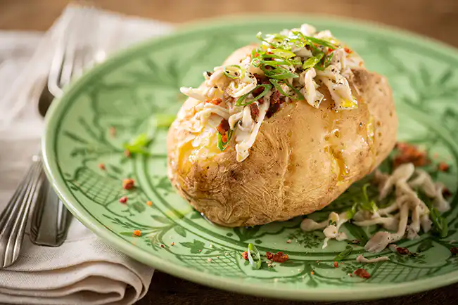 Batata assada no micro-ondas com conserva de cogumelo