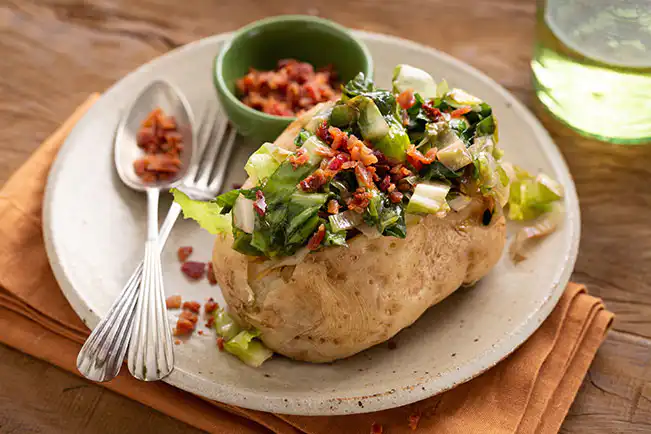 Batata assada no micro-ondas com escarola e bacon