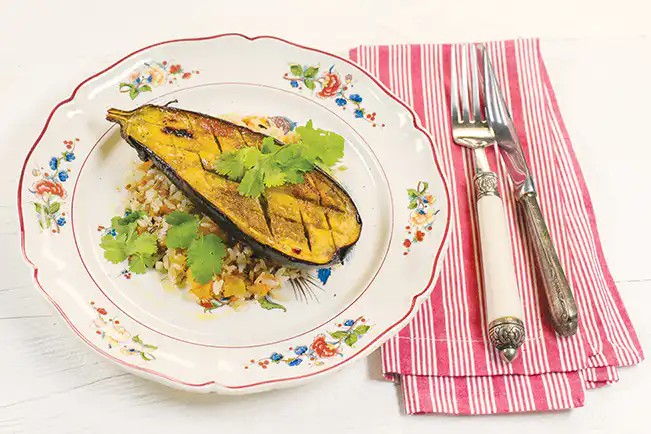 Berinjela assada com arroz sete cereais