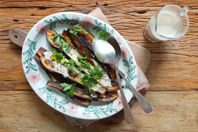 Berinjela em tiras com molho tahine