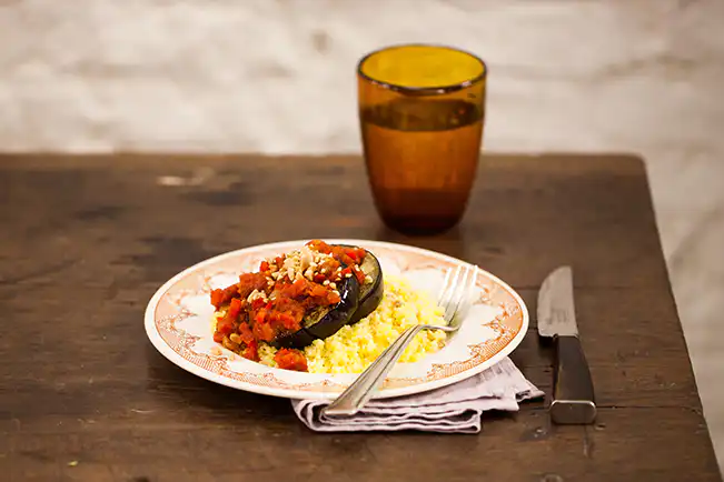 Berinjela grelhada com molho mediterrâneo e cuscuz marroquino