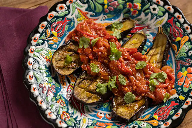 Berinjelas assadas com molho de tomate e pimentão
