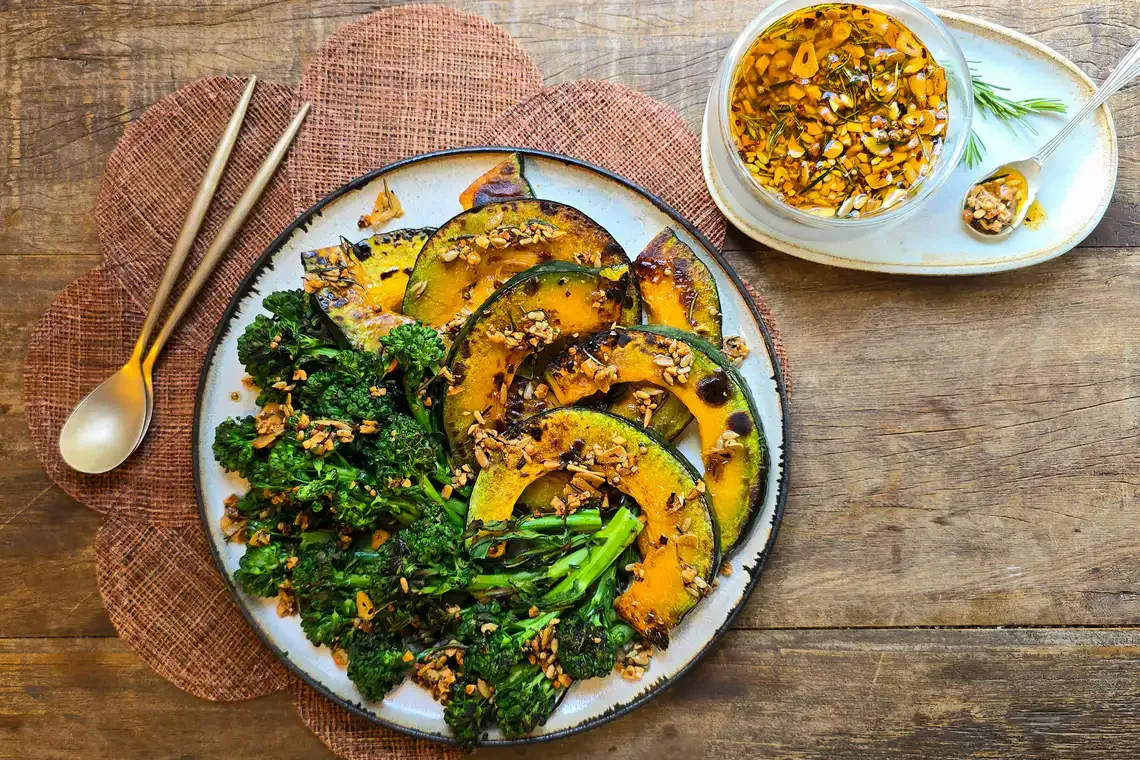 Abóbora e brócolis grelhados com azeite crocante
