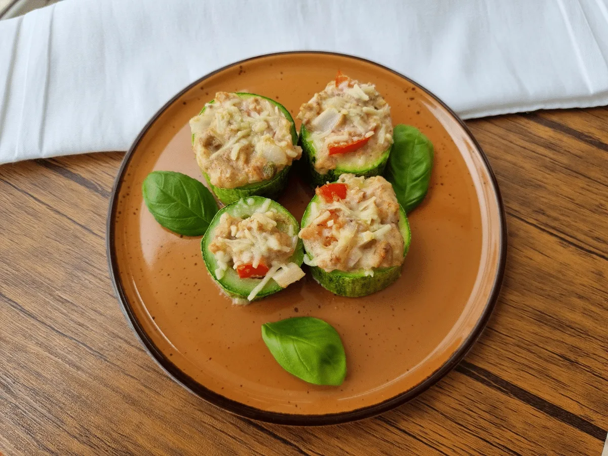 Abobrinha recheada com atum
