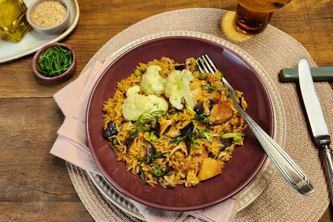 Arroz oriental com frango e couve-flor na panela de arroz elétrica