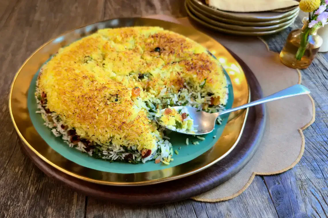 Arroz persa com uva-passa e amêndoa