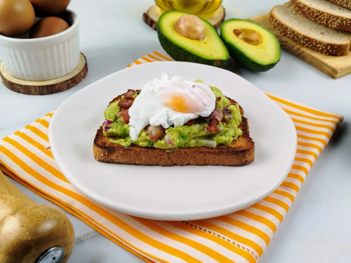 Avocado toast com ovo poché