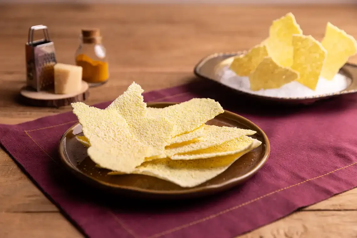 Beiju de tapioca com cúrcuma e queijo