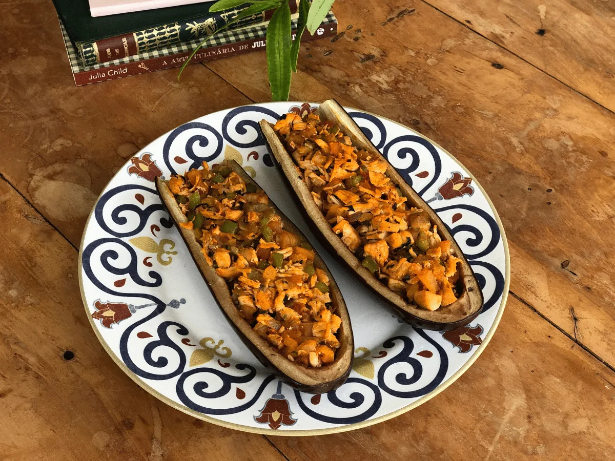 Berinjela recheada com frango