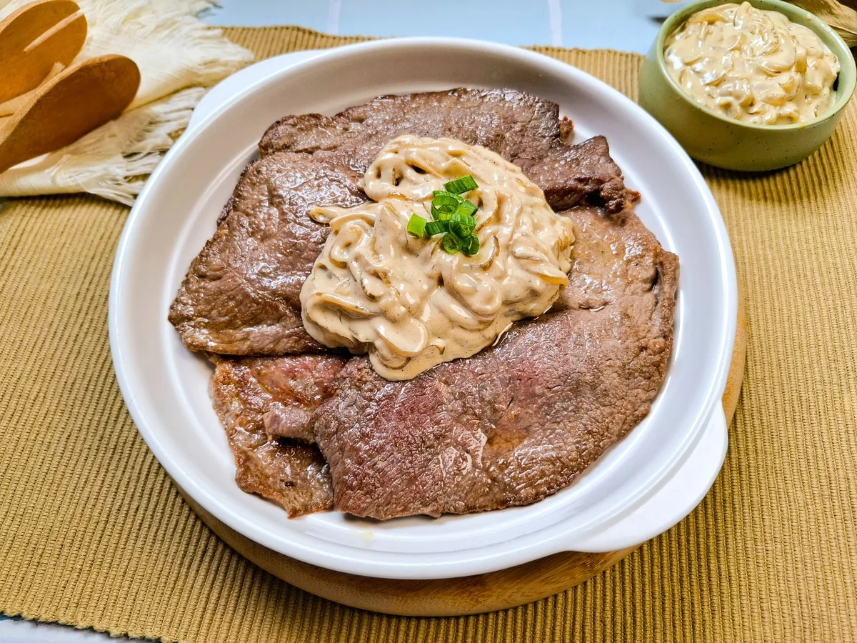 Bife com cebola cremosa