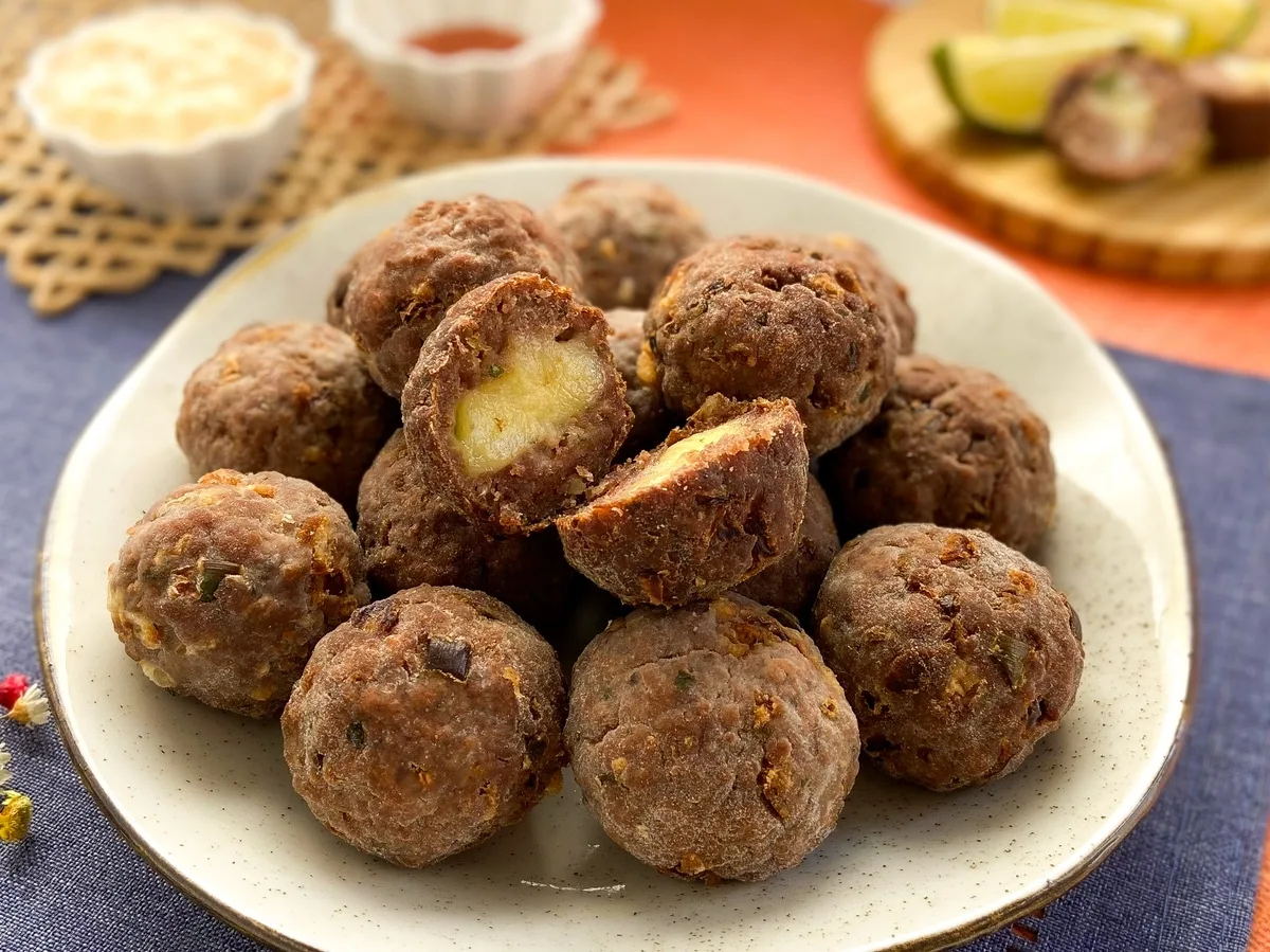 Bolinho de carne moída com queijo