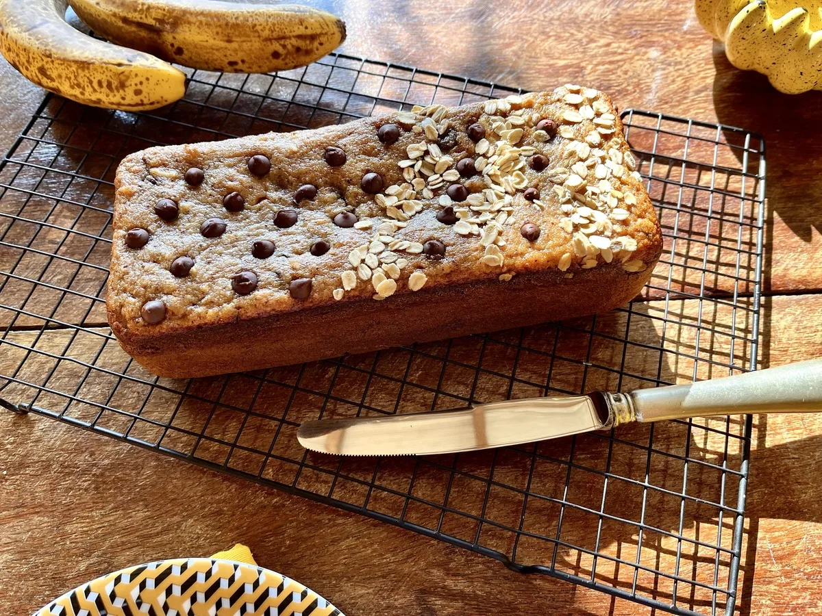 Bolo de banana com uva-passa