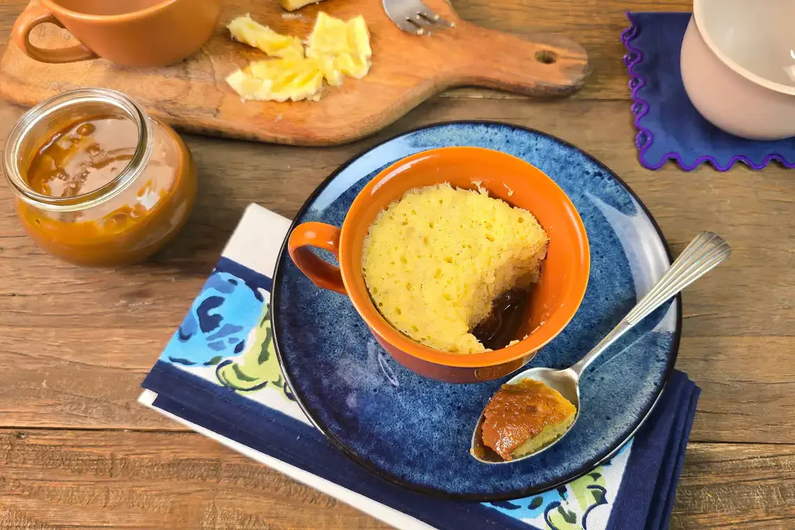 Bolo de caneca de banana com doce de leite