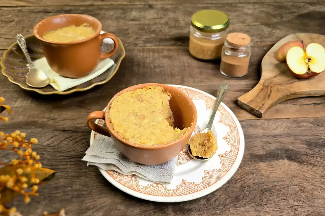 Bolo de caneca de maçã e amendoim (de micro-ondas)