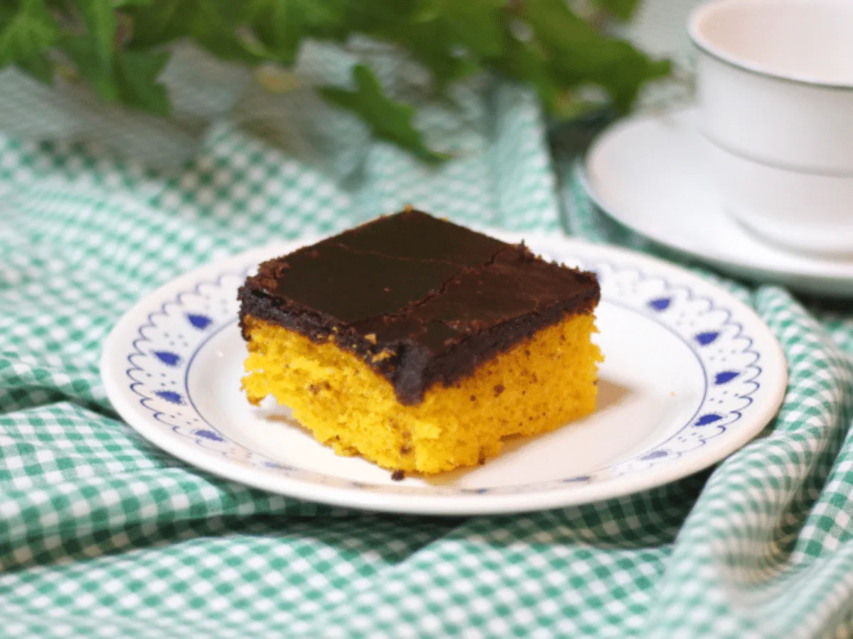 Bolo de cenoura com cobertura de chocolate crocante