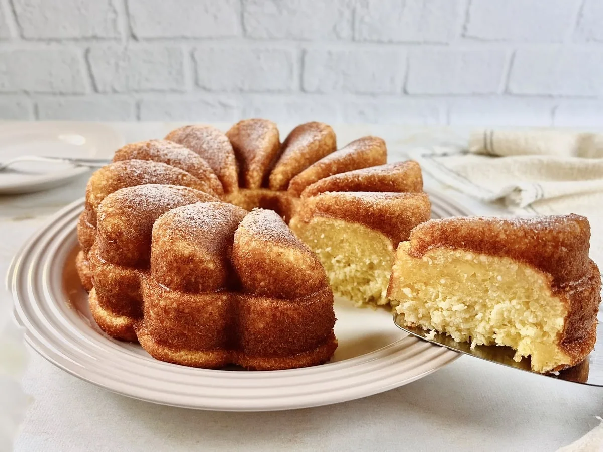Bolo de tapioca com coco