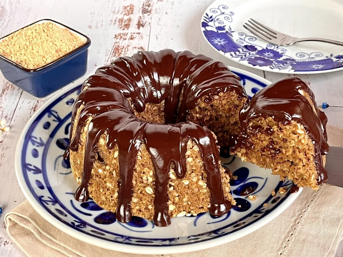 Bolo funcional de amendoim com cobertura de chocolate