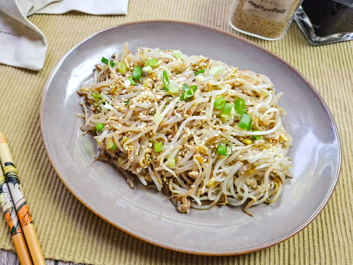 Broto de feijão refogado