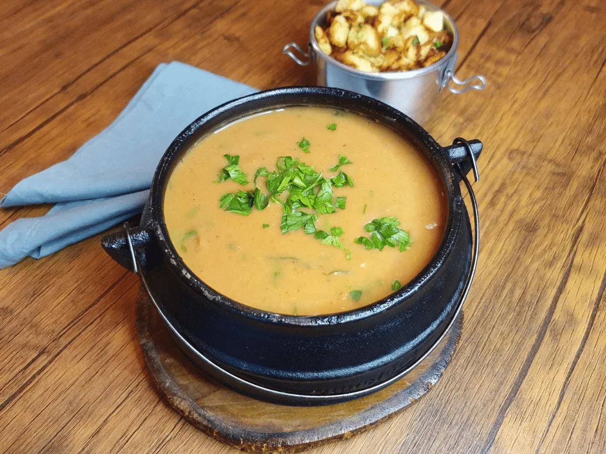 Caldinho de feijão com bacon e calabresa