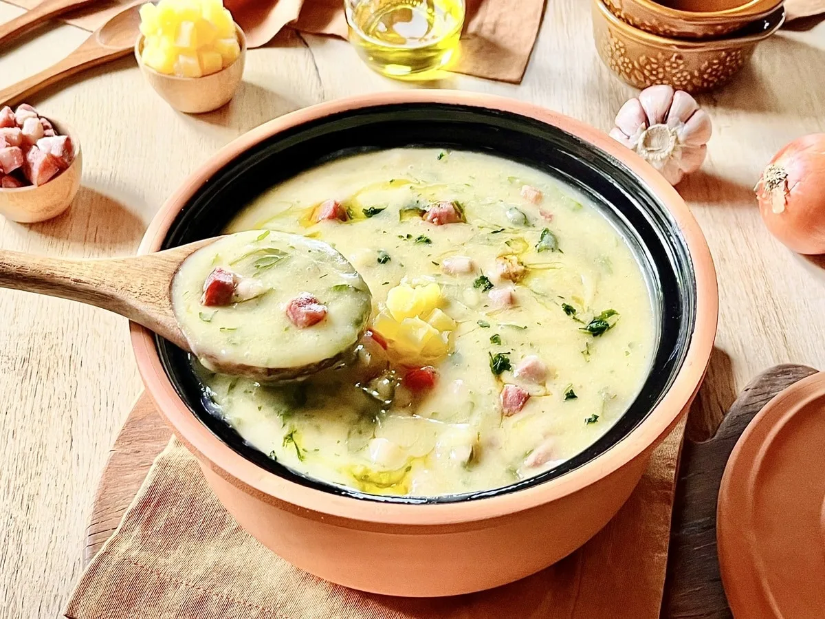 Caldo de mandioca com bacon e calabresa