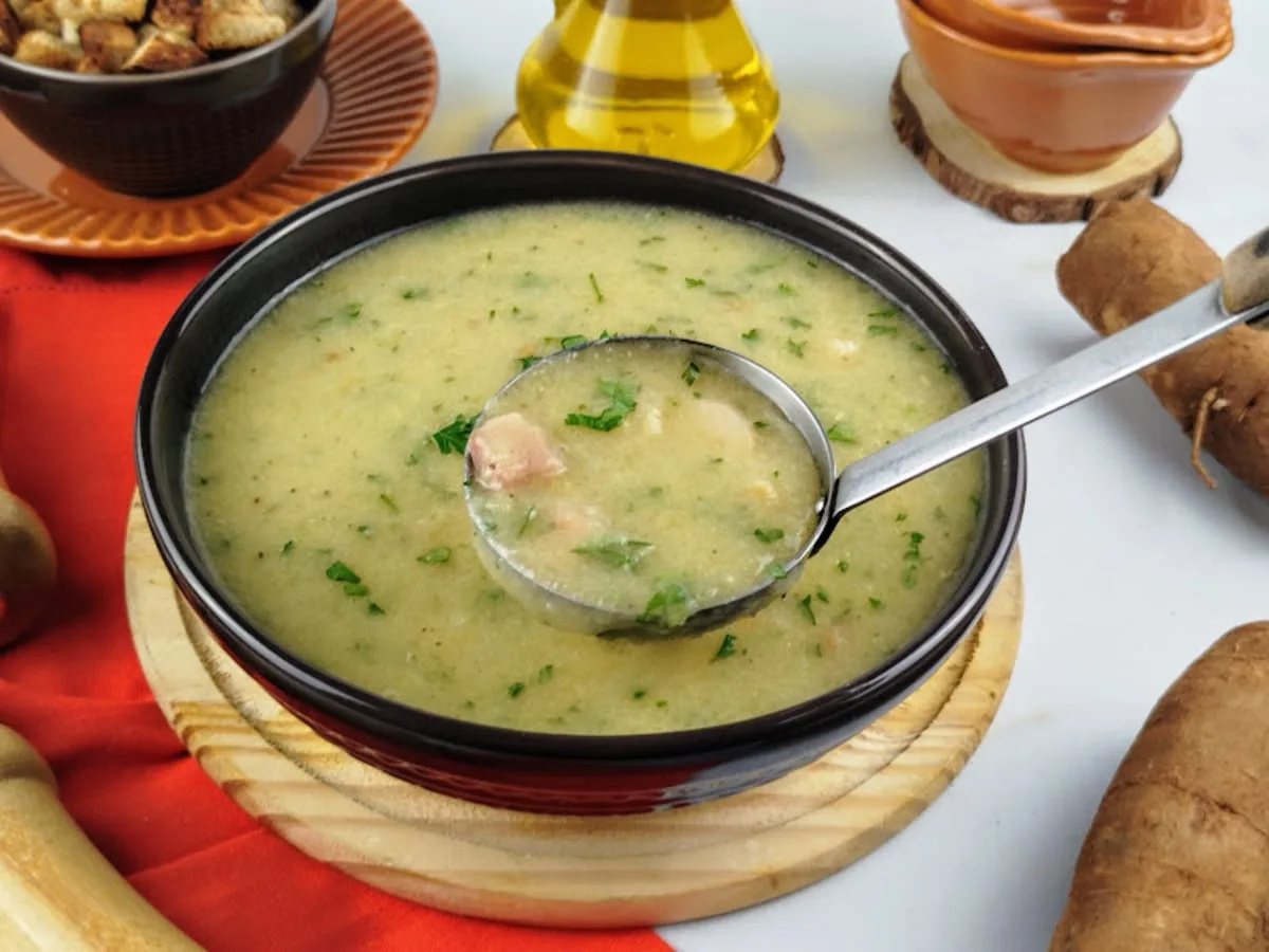 Caldo de mandioca fácil e rápido