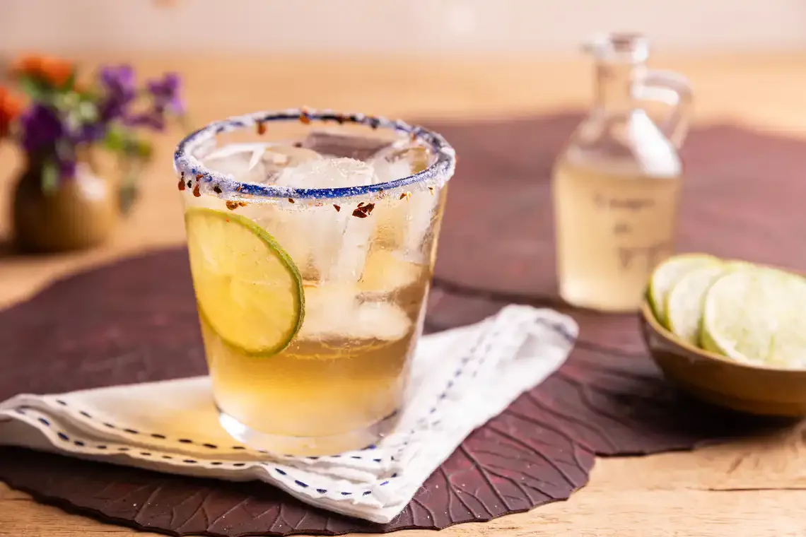 Drinque de cerveja com gengibre e limão