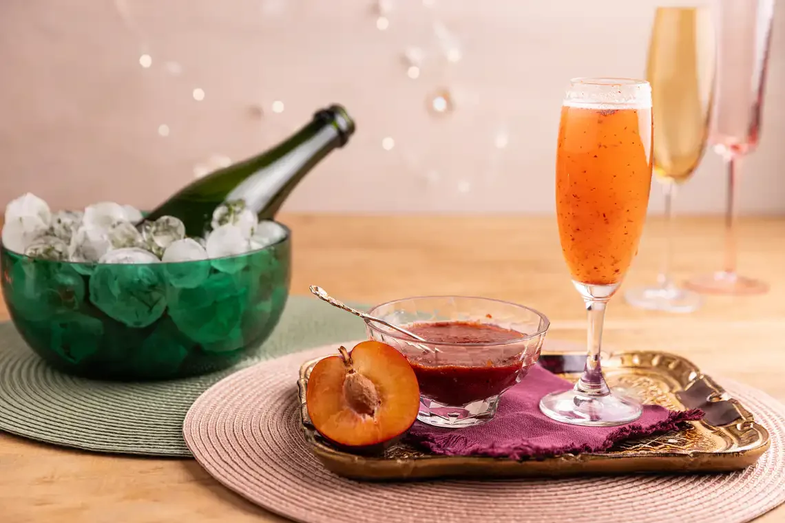 Drinque de sidra com ameixa