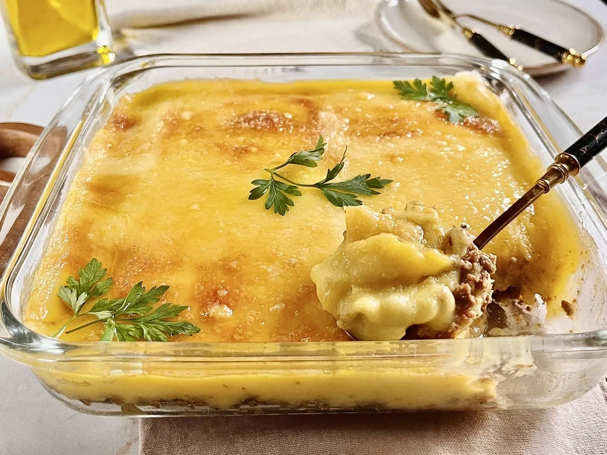 Escondidinho de carne moída com mandioca salsa