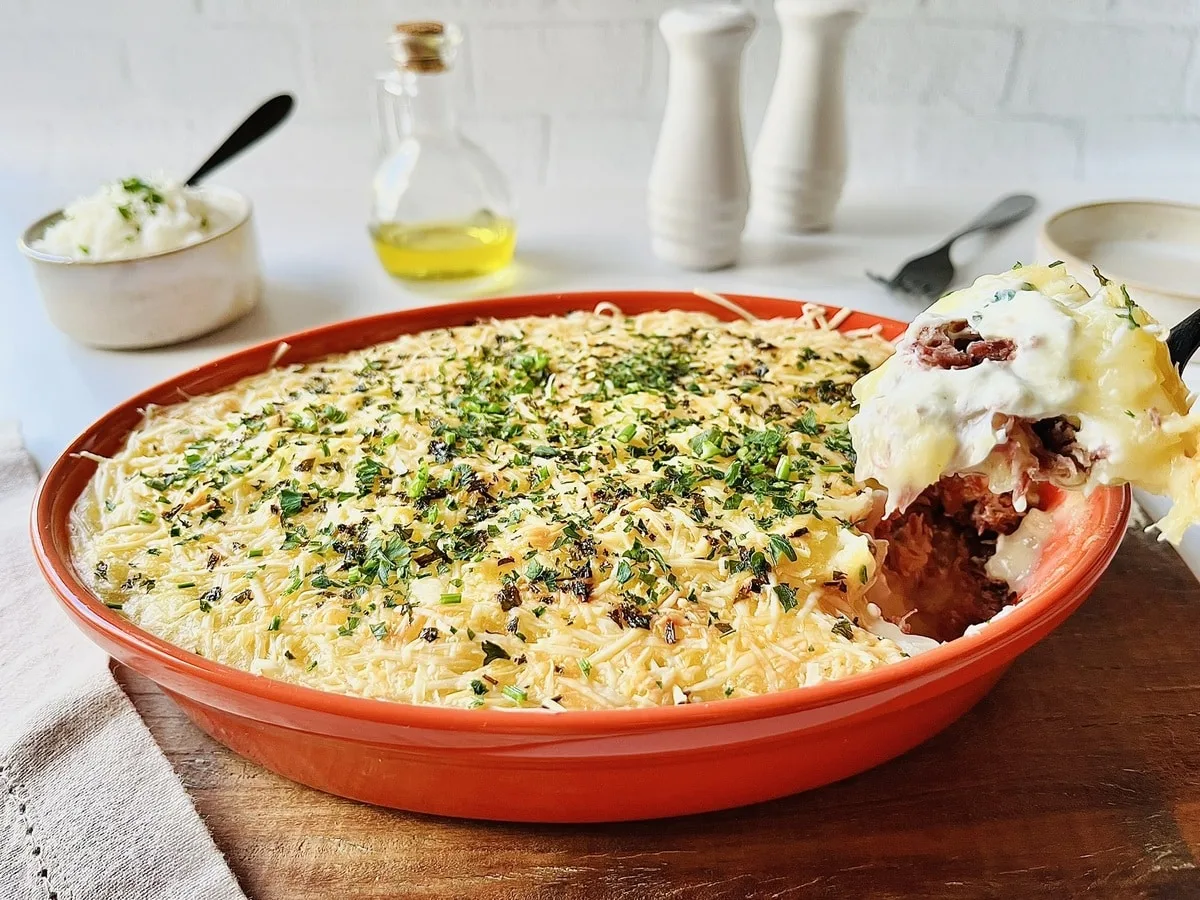 Escondidinho de carne seca com mandioca e requeijão