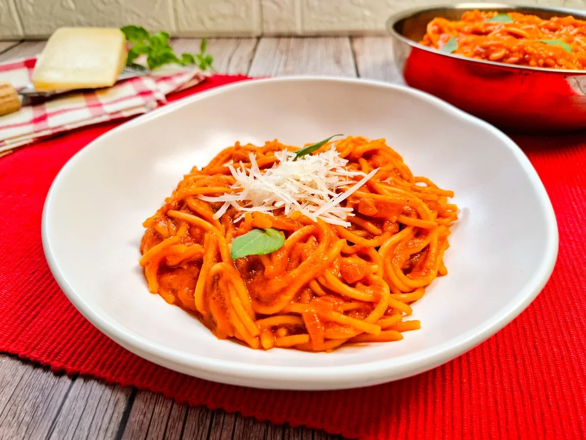 Espaguete com passata de tomate