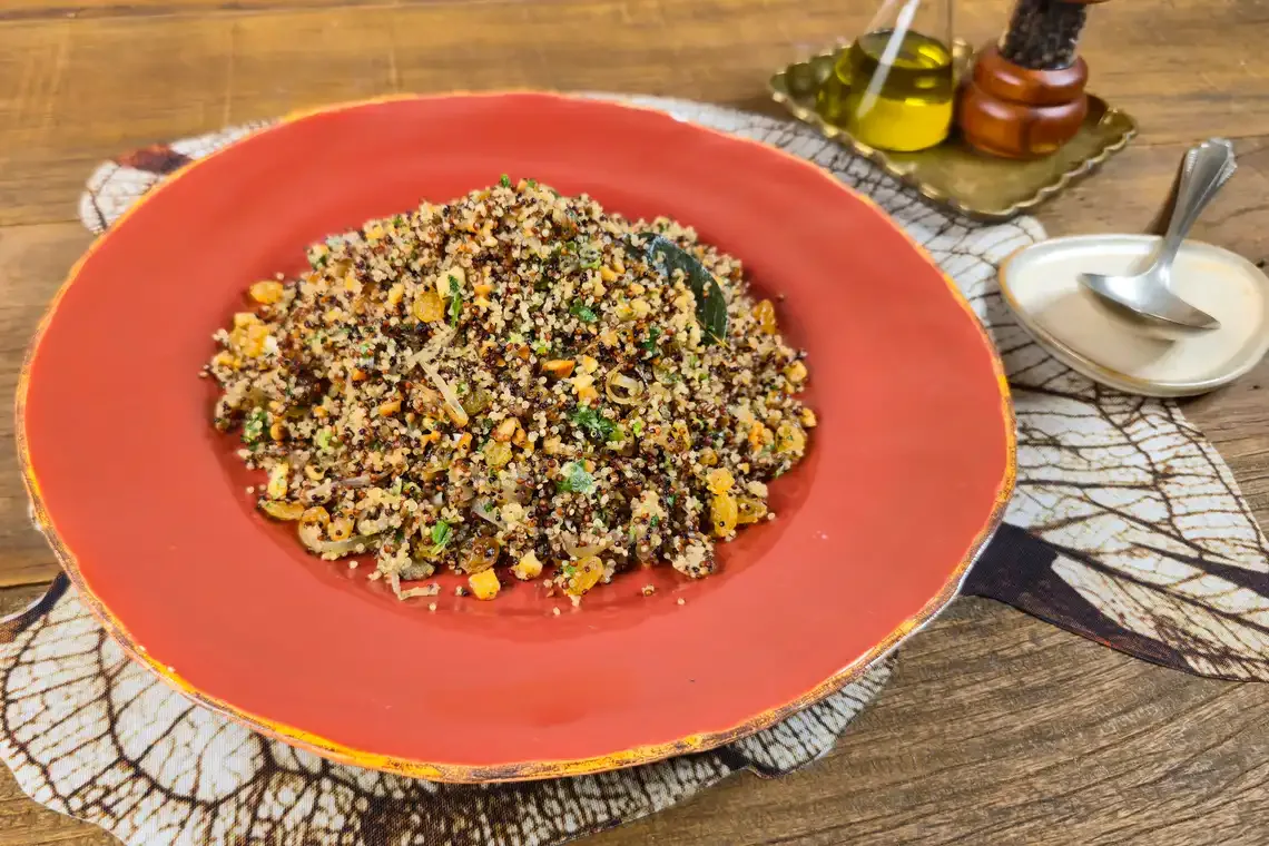 Farofa de quinoa com cebola, castanha-de-caju e uva-passa