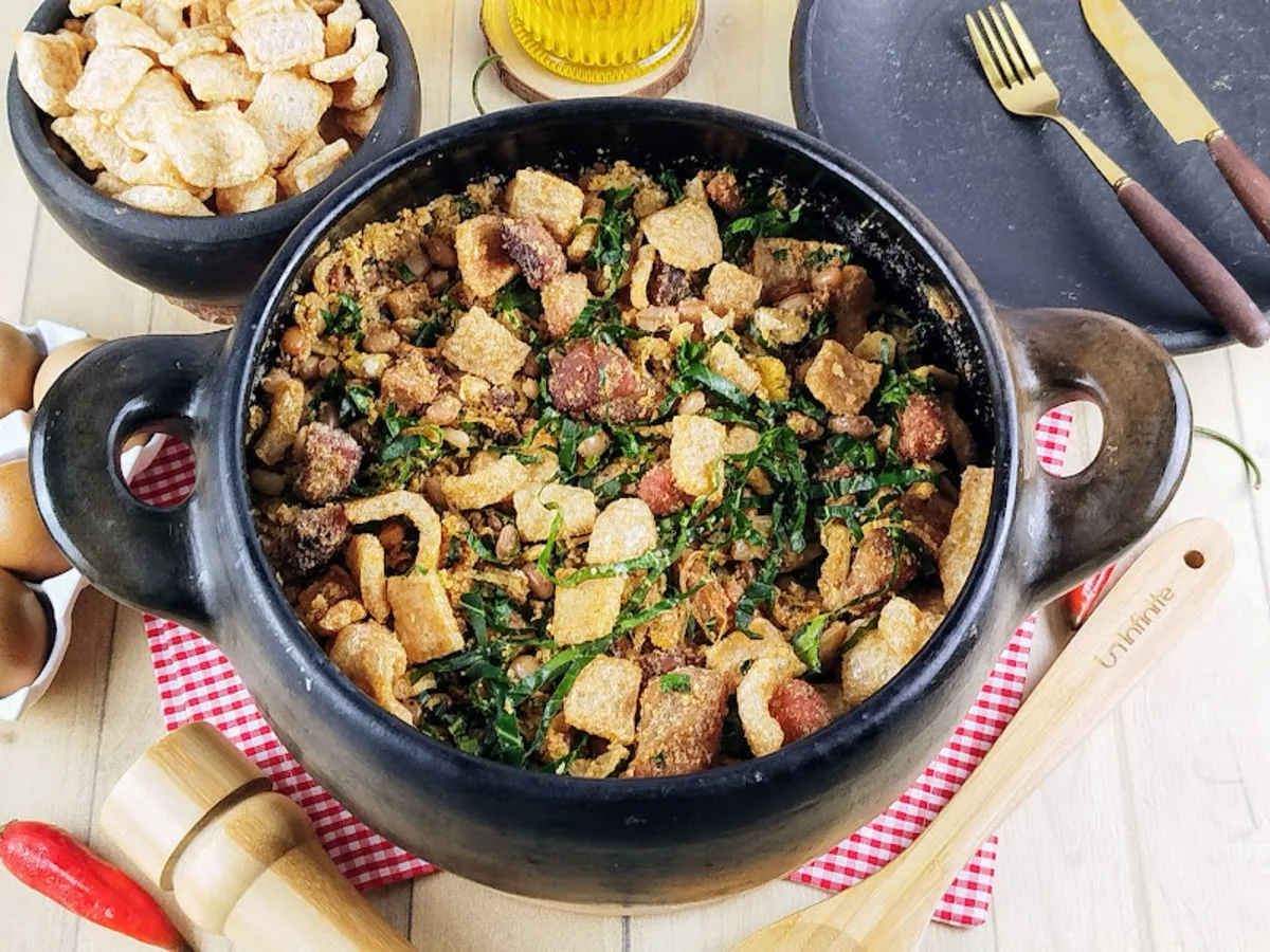 Feijão tropeiro mineiro