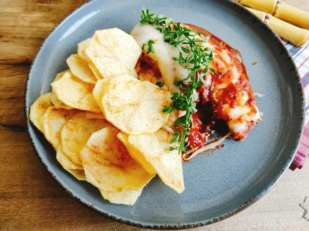Frango à parmegiana de frigideira rápido