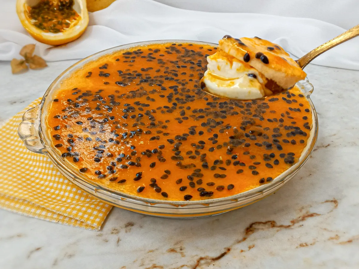 Gelatina de maracujá em camadas