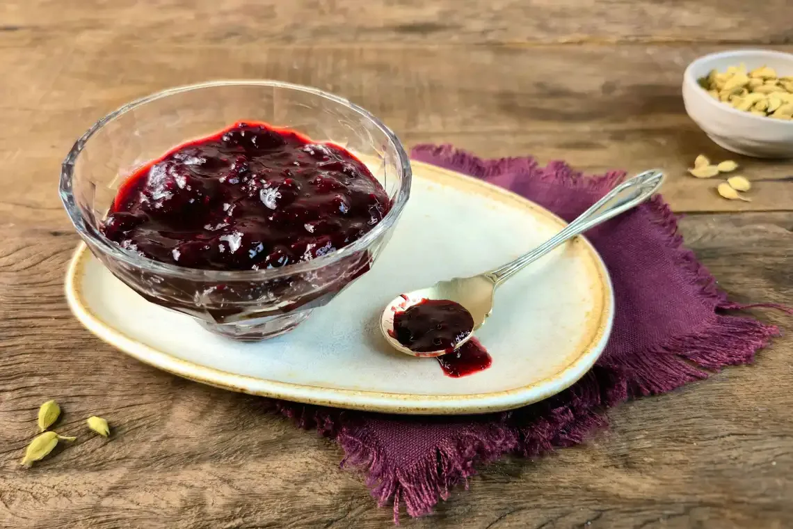 Geleia morna de frutas vermelhas com cardamomo
