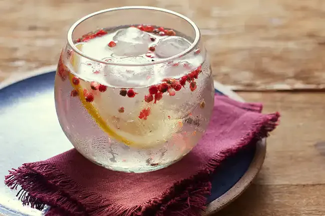 Gim tônica com limão-siciliano e pimenta-rosa