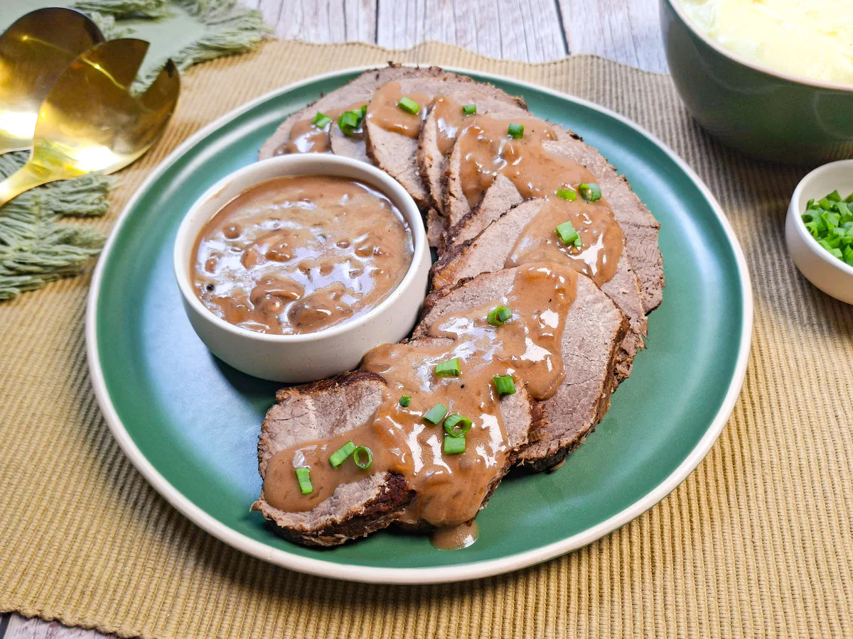 Lagarto ao molho madeira com champignon