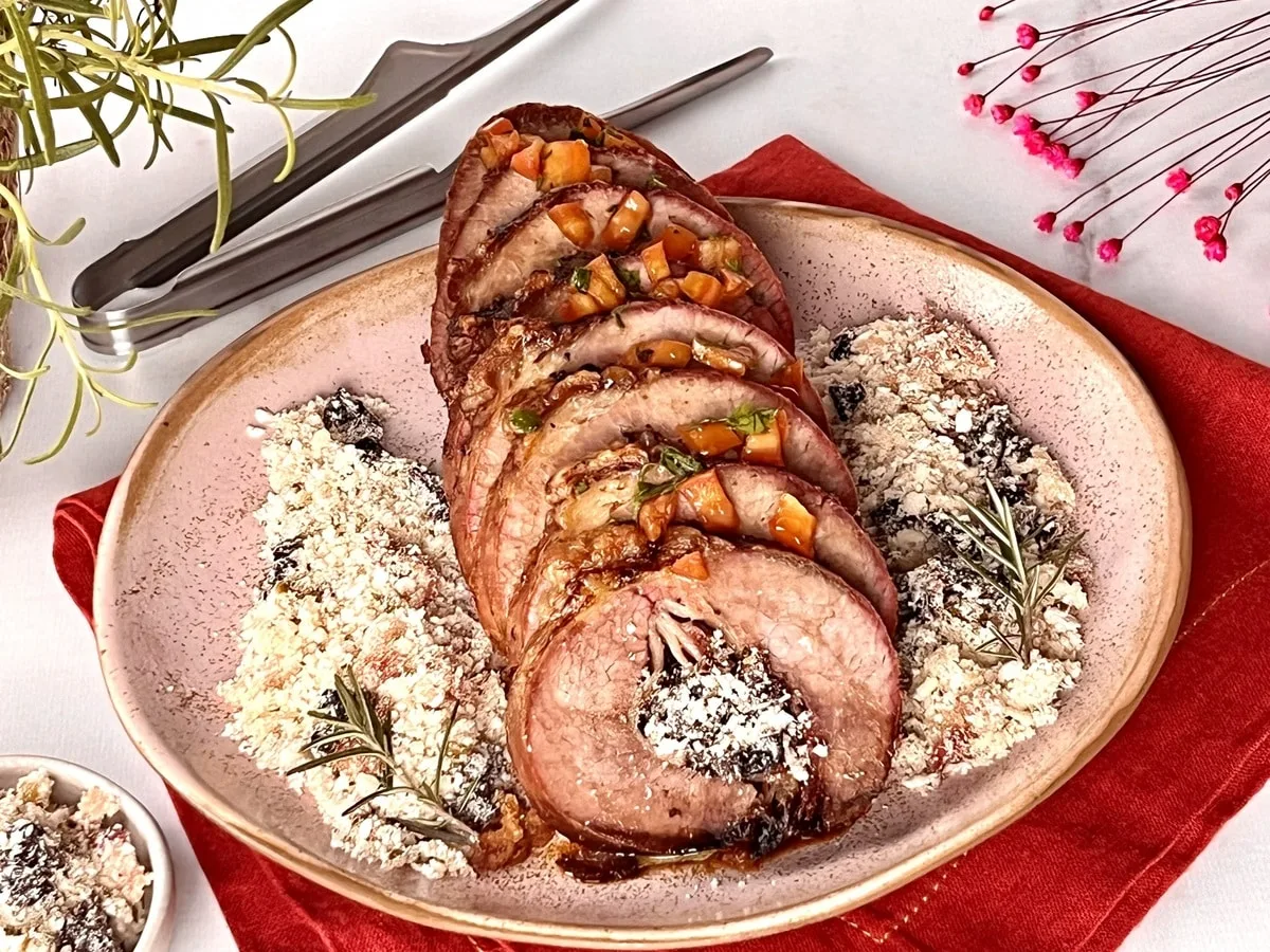 Lagarto assado recheado com bacon e farofa