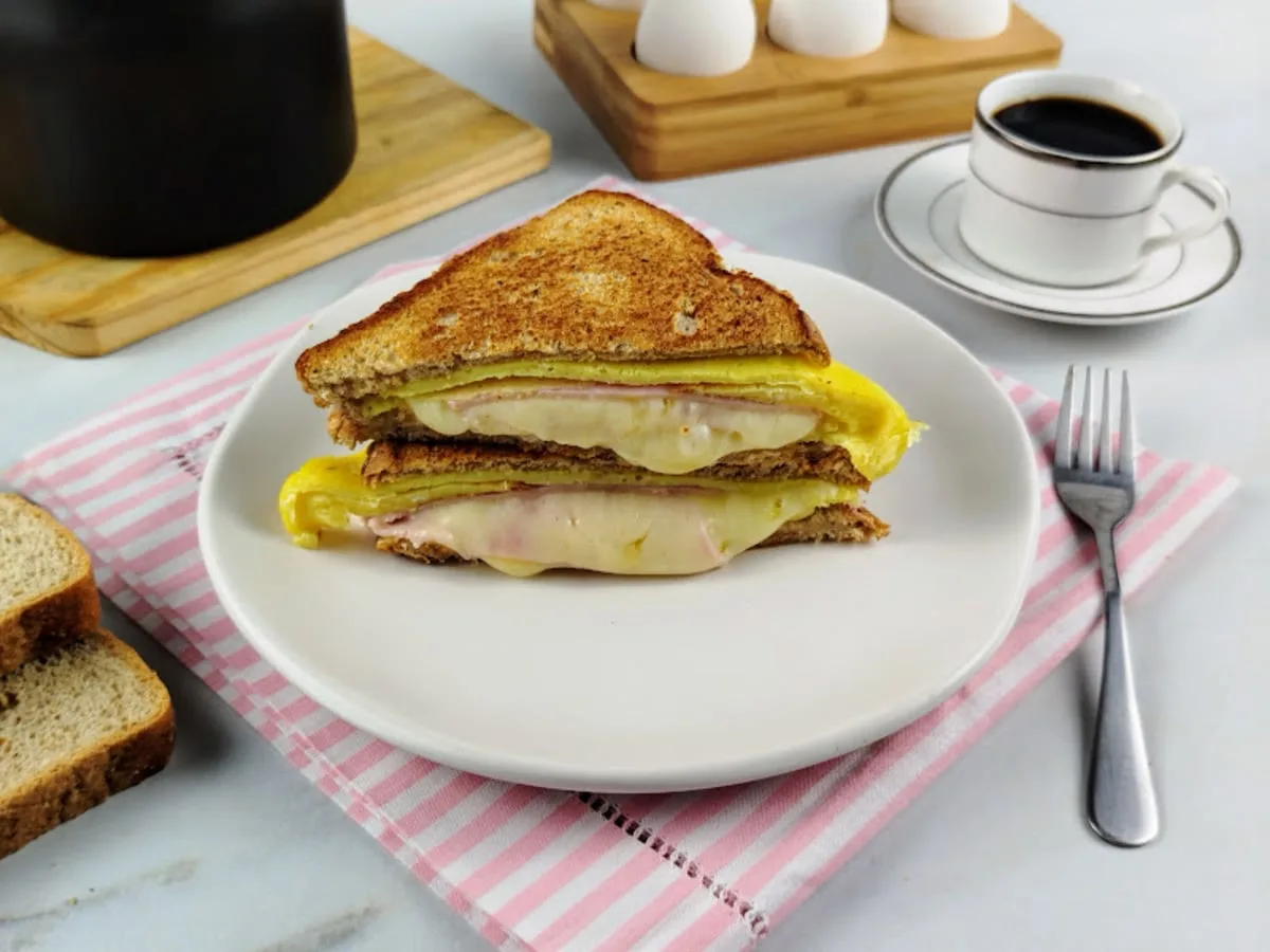 Lanche de frigideira com ovo