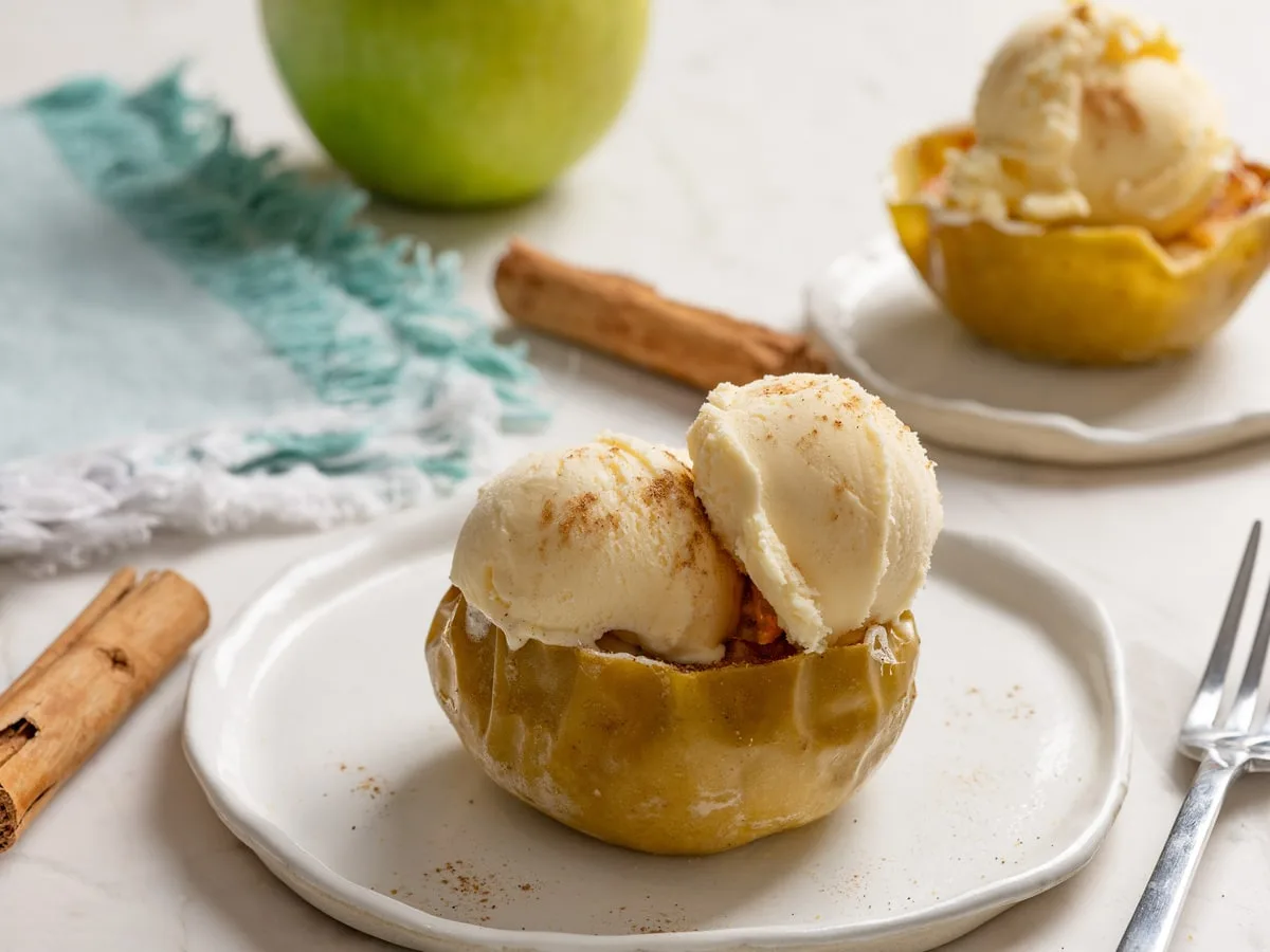Maçã assada com sorvete na air fryer
