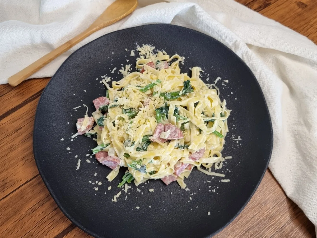 Macarrão com calabresa e espinafre